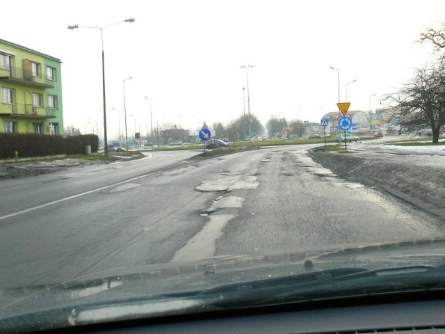 Ulica Podgórze przy wjeździe na rondo  im. Romana Dmowskiego.