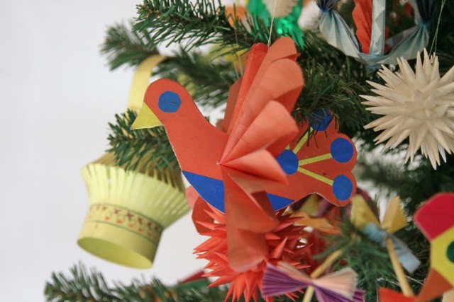 Zanim w naszych domach zagościły świąteczne choinki, dekorowano je innymi ozdobami. Do ich przygotowania wykorzystywano wiecznie zielone gałęzie, słomę i inne naturalne materiały.