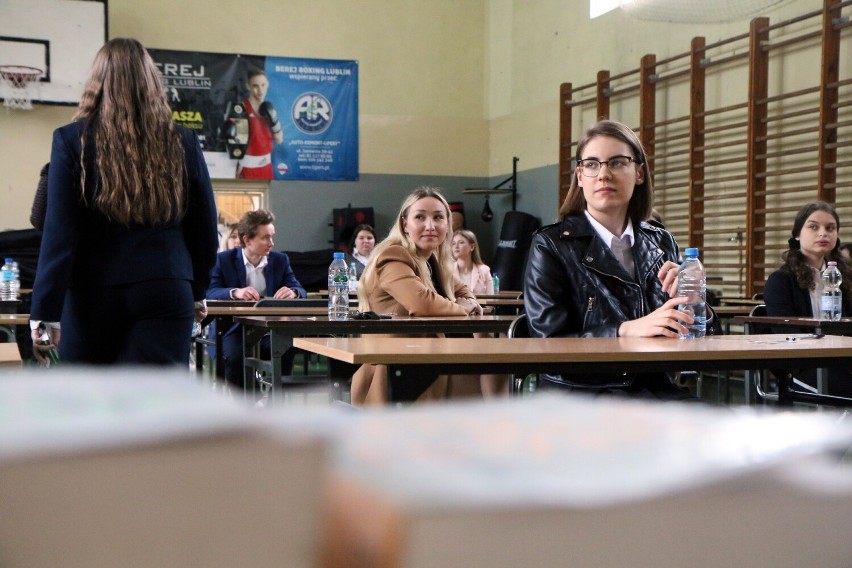 Matury czas zacząć! Licealiści piszą egzamin z polskiego. Zobacz zdjęcia z VI LO w Lublinie
