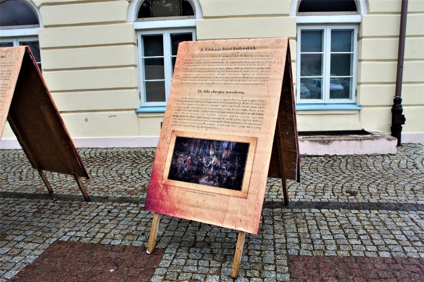 Tablice z fragmentami Konstytucji 3 Maja na pl. Kościuszki w...