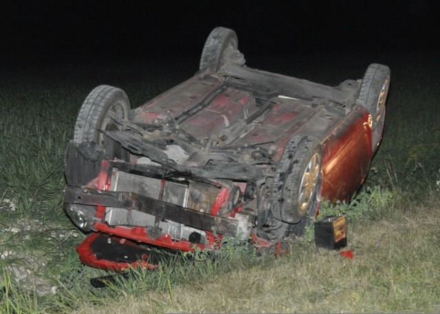 Młoda kobieta straciła panowanie nad samochodem. Auto dachowało.