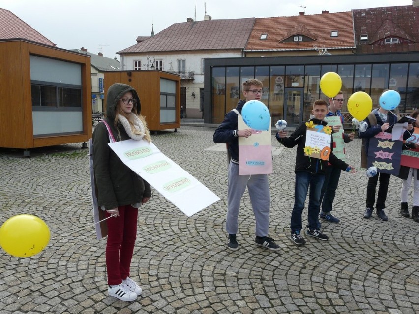 Dzień Praw Dziecka w Sieradzu. Z tej okazji Gimnazjum nr 2 zorganizowało happening na Rynku 