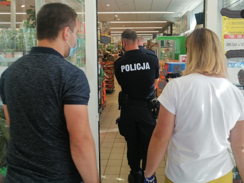 Policja z Piotrkowa kontrolowała sklepy. Sprawdzali, czy klienci noszą maseczki