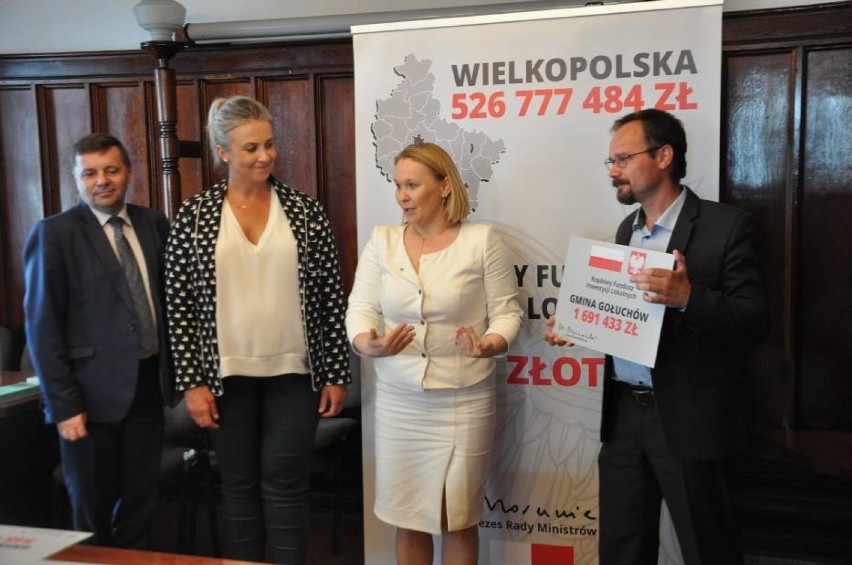 Przedstawiciele PiS-u przywieźli do Pleszewa symboliczne promesy z obietnicą pokaźnego zastrzyku gotówki z Rządowego Funduszu Inwestycji Lokalnych już w lipcu