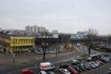 Szybki postęp prac na budowie dworca w Koninie. Stare drzewo zostaje, jest już miejsce na reklamy, trwają prace nad parkingiem