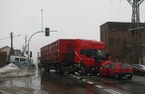 Wypadek w Ciągowicach: Fiat punto zderzył się z ciężarówką. Dwie osoby są ranne