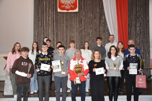 Turniej wiedzy o sporcie został rozegrany w dwóch kategoriach wiekowych. Dla uczniów szkół ponadpodstawowych odbył się ZS nr 1 w Kluczborku, a dla uczniów szkół podstawowych - w PSP nr 2 w Kluczborku.