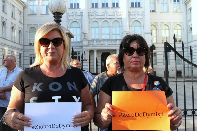 Protest przed sądem w Piotrkowie pod hasłem "Ziobro musi odejść"
