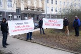 Pikieta mieszkańców Pragi Północ. "Nie dla ośrodka dla narkomanów i bezdomnych w Szpitalu Praskim"