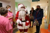 Prezenty dla małych pacjentów w Wojewódzkim Szpitalu Zespolonym w Kielcach. Mikołaj odwiedził dzieci [ZDJĘCIA]