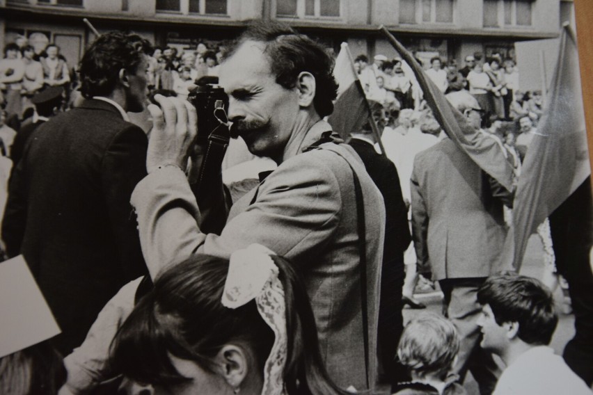 Władysław Król w połowie lat 80. fotografuje pochód 1-majowy