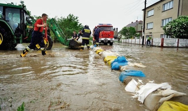 Woda wdzierała się do piwnic, mieszkań, zalewała ulice i podwórza