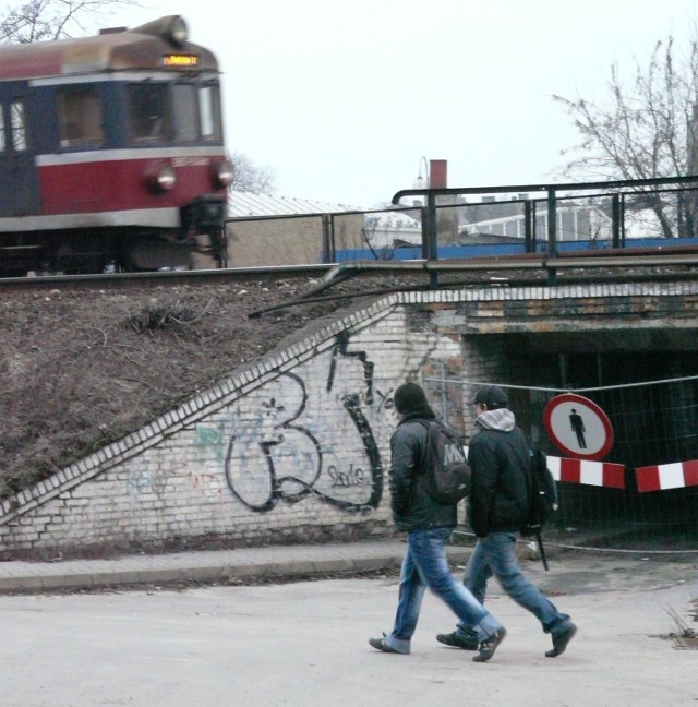 Kierowcy i piesi zastanawiają się, czy przejazd będzie otwarty