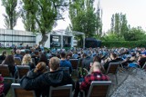 Outdoor Comedy Sucks? w Iskrze Pole Mokotowskie. Tłumy na wieczornym stand-upie [ZDJĘCIA]