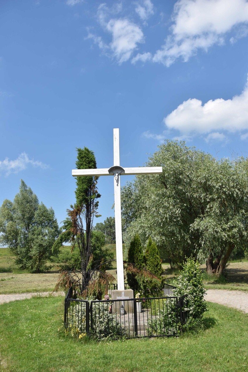 Malbork. Na ulicy Działkowej niewiele brakowało, a spłonąłby krzyż. Mieszkańcy zaniepokojeni wybrykiem