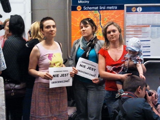 Matki karmiące piersią protestowały na stacji metra Pole Mokotowskie