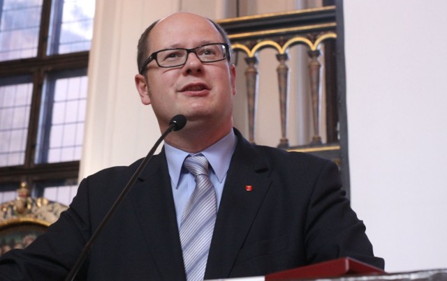 Paweł Adamowicz, prezydent Gdańska, odda krew w ramach akcji "Krwawe Nominacje"