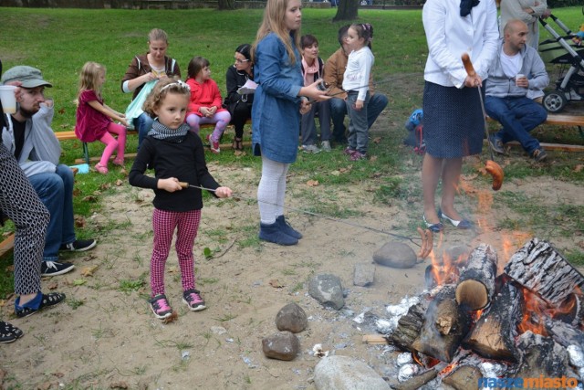 Przedszkole Miejskie nr 20 w Lesznie. Święto Pieczonego Ziemniaka w grupie Zajączków.