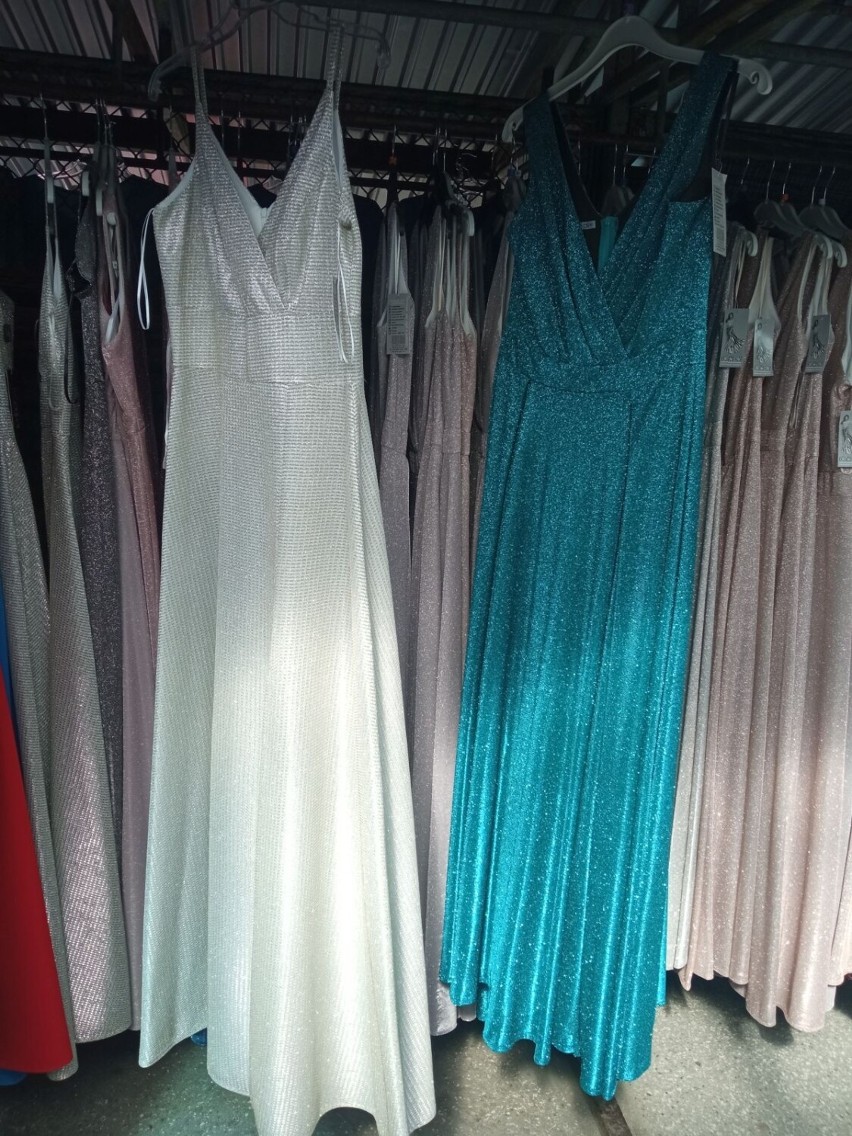 Na bazarach w Kielcach kupisz wszystko! Szeroki wybór pięknych, modnych sukienek na każdą okazję. Zobacz zdjęcia 