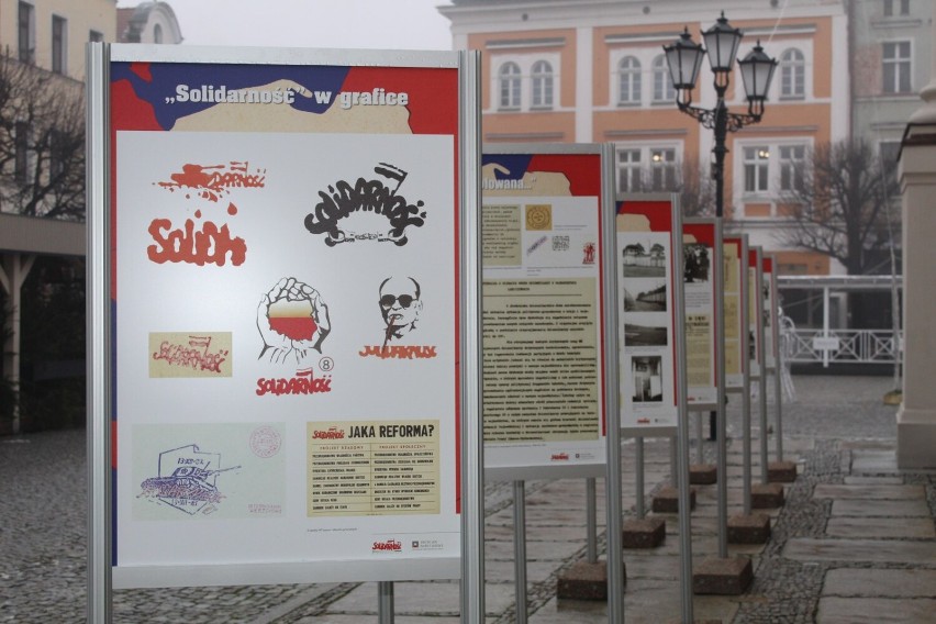 Na Rynku otwarto wystawę plenerową „40 lat. Stan wojenny Lesznie i okolicy” 