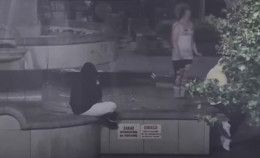 Szok w Rybniku! Młoda kobieta... zażywała kąpieli w fontannie na rynku. Jej harce zarejestrowały kamery