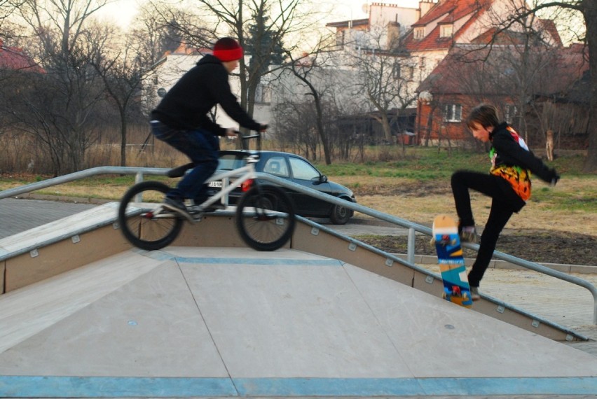 Skatepark w Jarocinie: Wykonaj graffiti do elementów...