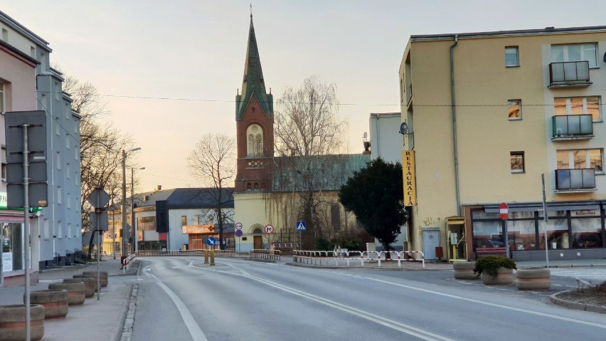 Koronawirus w Strzelcach Opolskich - miasto w czasach epidemii. Puste ulice, zamknięty park i zagrodzone place zabaw