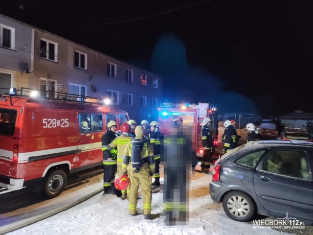 W Dużej Cerkwicy pożar wybuchł w jednym z mieszkań w bloku. Strażacy ewakuowali 11 osób