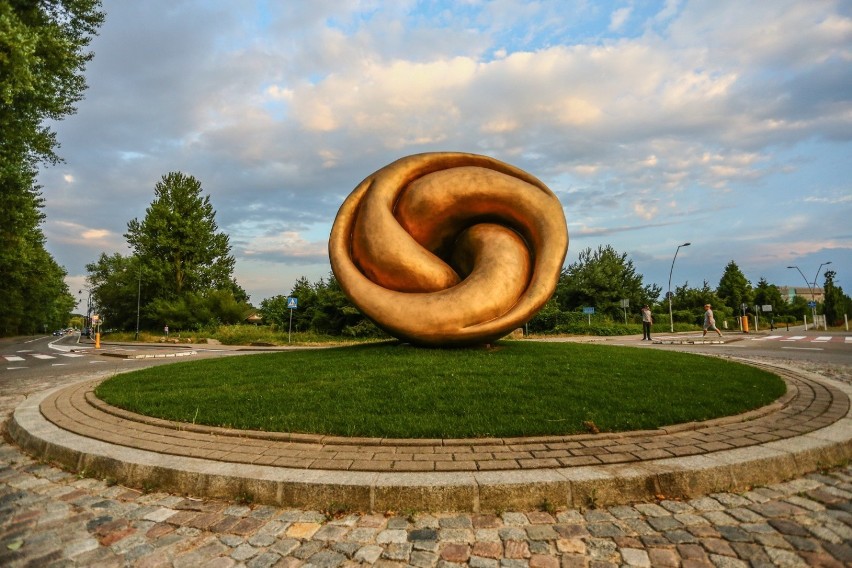 Nietypowa rzeźba na rondzie w Sopocie. Mieszkańcy podzieleni. "Ucho, ryby, płomień". Co przedstawia Waszym zdaniem? 