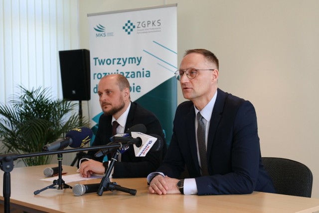 Na zdjęciu (od lewej): Sławomir Porada, zastępca przewod. Związku Gmin PKS i Remigiusz Wzorek, przewodniczący Związku Gmin PKS opowiadają o nowych autobusach
