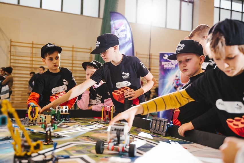 Młodzi adepci robotyki z Podkarpacia odnoszą kolejne sukcesy. Drużyna Spice Gear Academy Jarosław zajęła 3. miejsce w regionalnym turnieju