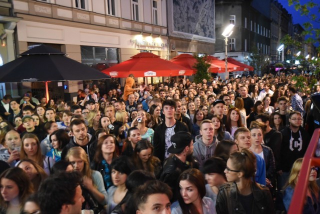 Mariacka w Katowicach ma 12 lat. Na deptaku odbyło się już kilkaset, jeśli nie kilka tysięcy, imprez.


Zobacz kolejne zdjęcia/plansze. Przesuwaj zdjęcia w prawo - naciśnij strzałkę lub przycisk NASTĘPNE