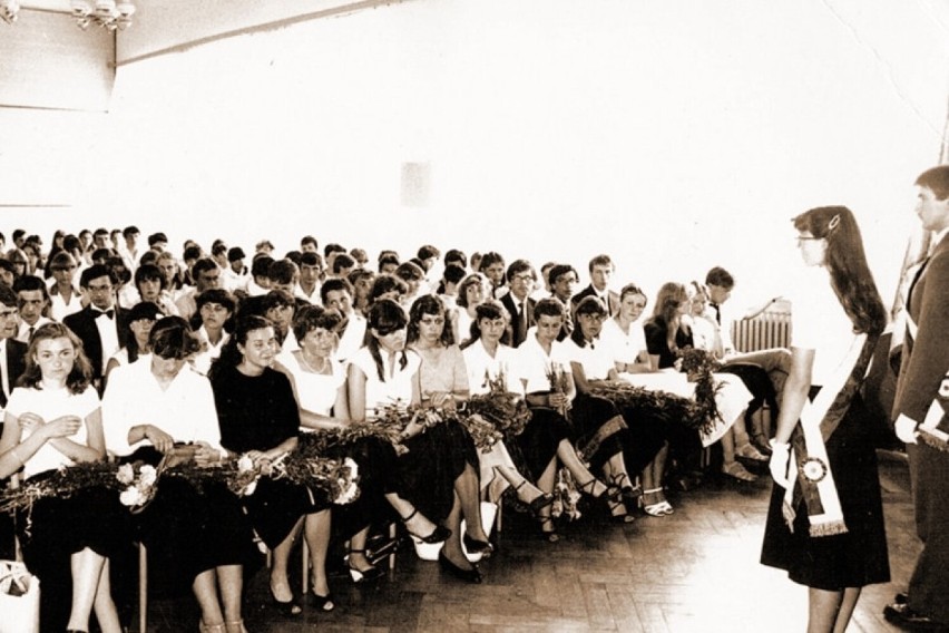 Pożegnanie maturzystów w 1982 roku.