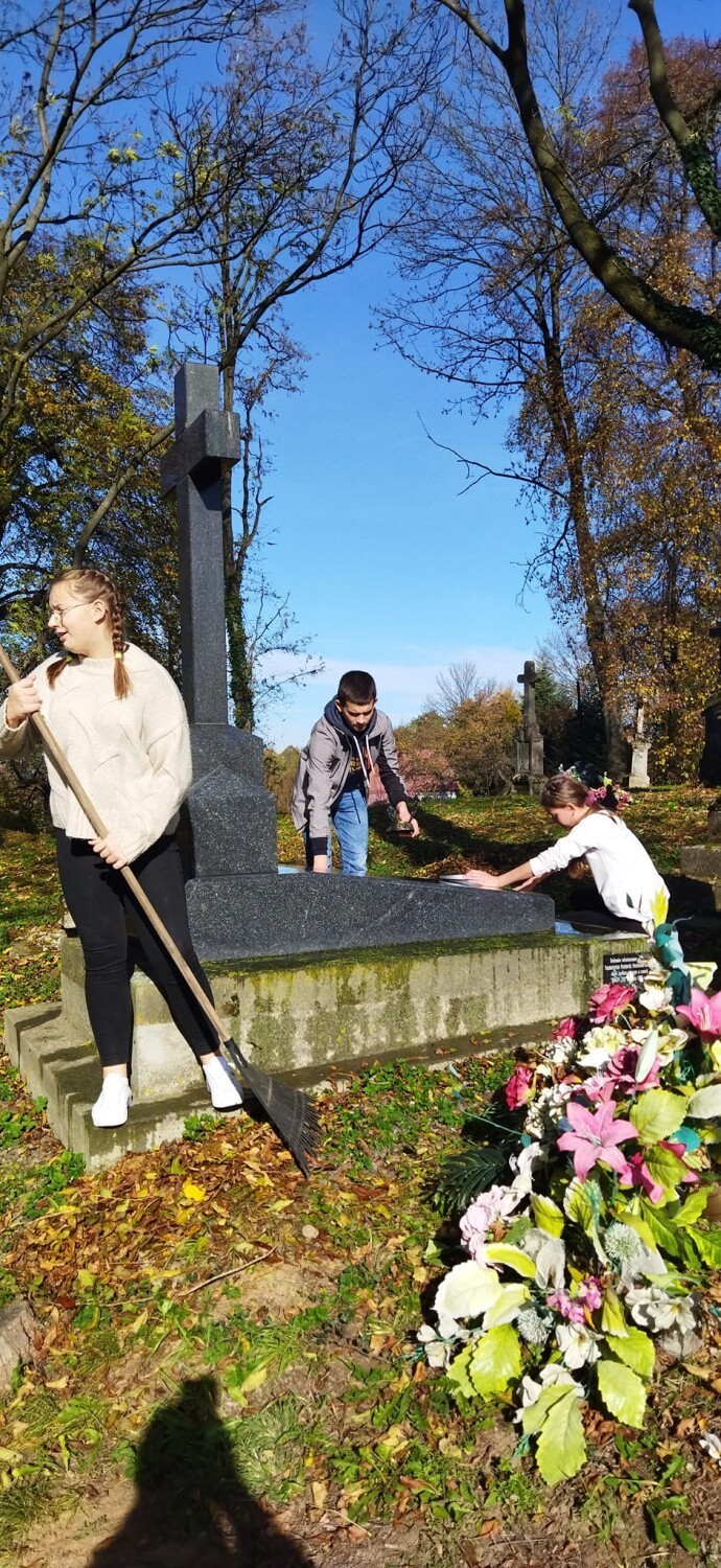 Uczniowie SP w Drohojowie sprzątali cmentarze znajdujące się...