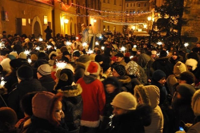 Tak było na Wigilii Starego Miasta w Lublinie rok temu. Przed nami kolejne świąteczne spotkania i jarmarki świąteczne.