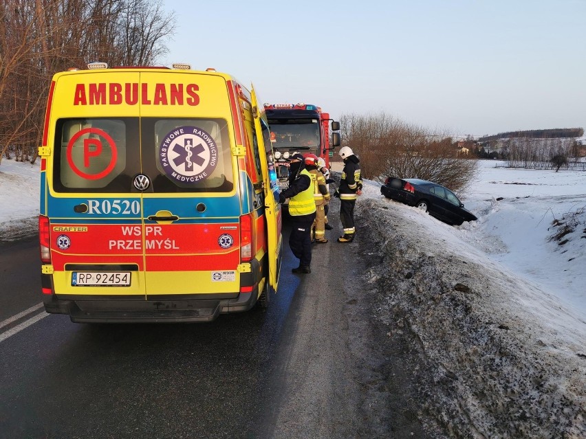 Wypadek w Orzechowcach pod Przemyślem. Kierująca volvo wjechała do rowu, pogotowie ratunkowe zabrało ją do szpitala [ZDJĘCIA]