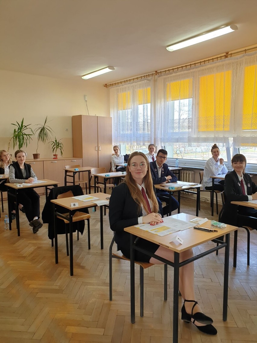 Matury 2022 w Tomaszowie Maz. Tak wyglądał pierwszy dzień matur w II Liceum Ogólnokształcącym
