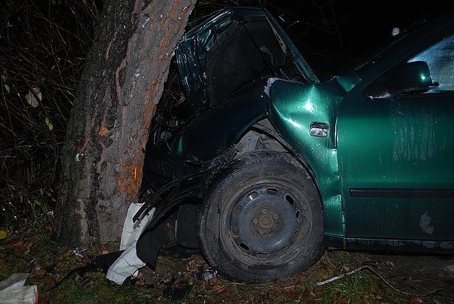 Wypadek w Ustrzykach Dolnych. 24 listopada, około godz. 21.30 w Ustrzykach Dolnych na ul. Łukasiewicza doszło do wypadku drogowego. Ze wstępnych ustaleń policjantów wynika, że kierujący seatem toledo stracił panowanie nad pojazdem i na łuku drogi zjechał z jedni uderzając w drzewo. Świadkowie zdarzenia informowali, że w pojeździe  znajdowały się cztery osoby, dwie uciekły przed przyjazdem służ ratowniczych.

 Czytaj także:  Wypadek w Ostrowie. Na torach zginął 16-latek


  Czytaj także:  Wypadki na Podkarpaciu [ZDJĘCIA]