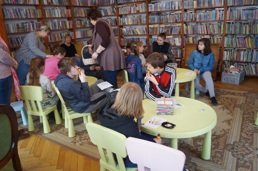 Pruszcz Gdański: Nadchodzi wiosna  zajęcia biblioterapeutyczne dla dzieci w bibliotece [ZDJĘCIA]