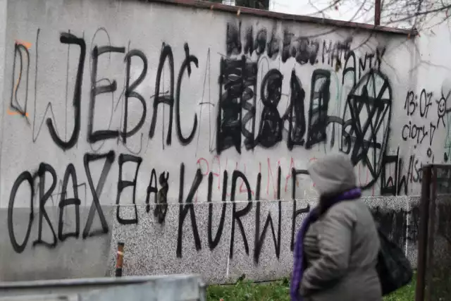 Pseudograffiti na osiedlu Azory