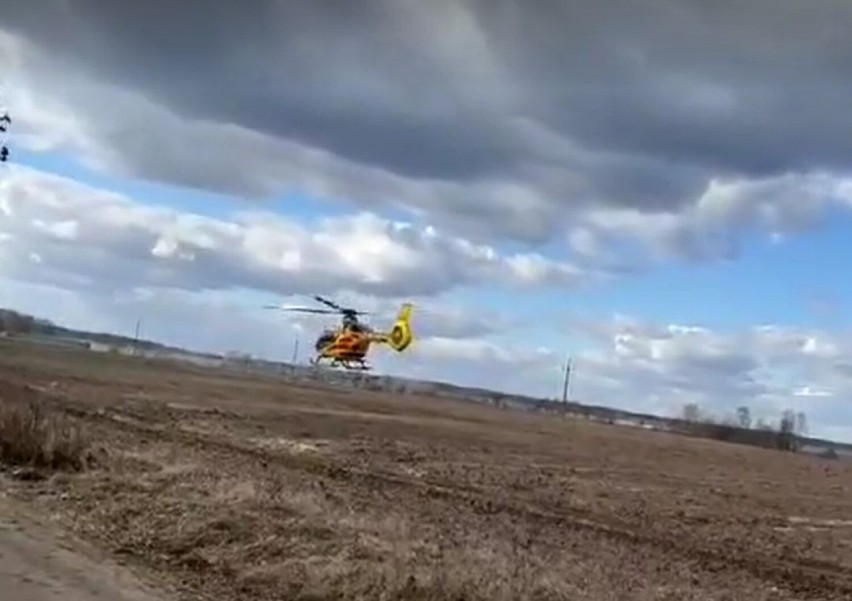 Wypadek w powiecie białostockim. 75-letni kierowca peugeota uderzył w drzewo na trasie Konopki - Zawady. Dwie osoby w szpitalu