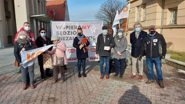 Akcja wsparcia sędziów niezależnych w Zielonej Górze. Takie formy protestu odbywały się w wielu miastach w Polsce.