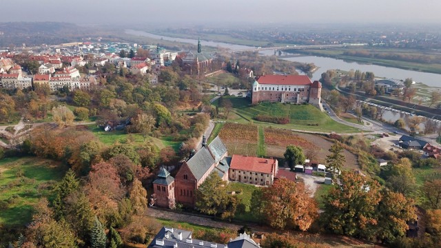 Jesień zagościła w regionie sandomierskim na dobre. Wspaniale prezentuje się złoto-zielony Sandomierz. Zobaczcie wyjątkowe zdjęcia i wideo z drona. 

Drodzy czytelnicy! Zachęcamy do przesyłania Waszych jesiennych zdjęci wraz z informacją, gdzie zostały zrobione, na internet@echodnia.eu

>>> ZOBACZ WIĘCEJ NA KOLEJNYCH ZDJĘCIACH 