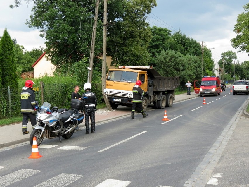 Wrocław: Ciężarówka wjechała w słup energetyczny. Żernicka bez prądu (ZDJĘCIA)