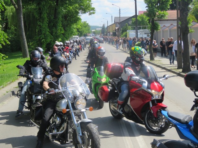 Wadowice. Po mszy żałobnej w kościele św. Piotra Apostoła korowód motocykli ruszył Aleją Matki Bożej Fatimskiej na cmentarz parafialny