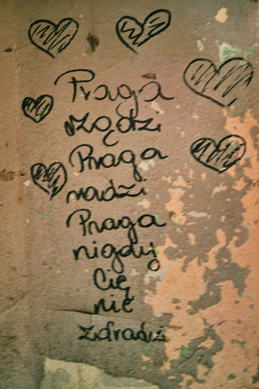 Wyznania na murach. Miłosne napisy na praskich ścianach. Tak wygląda romantyzm warszawiaków [ZDJĘCIA]