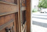 Lublin: Wandal zniszczył drzwi Wydziału Politologii UMCS