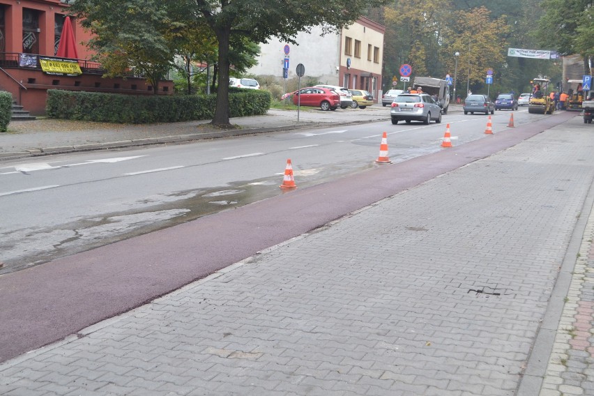 Kontrapas rowerowy na ulicy 3 Maja w Rybniku prawie gotowy! Kładą czerwony asfalt!