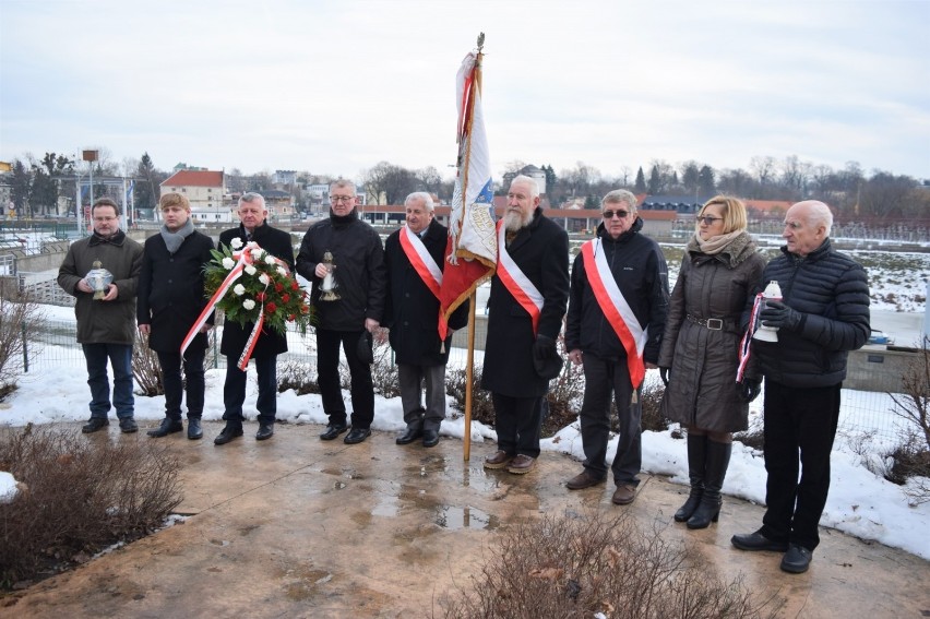 75. rocznica egzekucji na wale wiślanym w Puławach. Władze miasta złożyły wieńce (ZDJĘCIA)