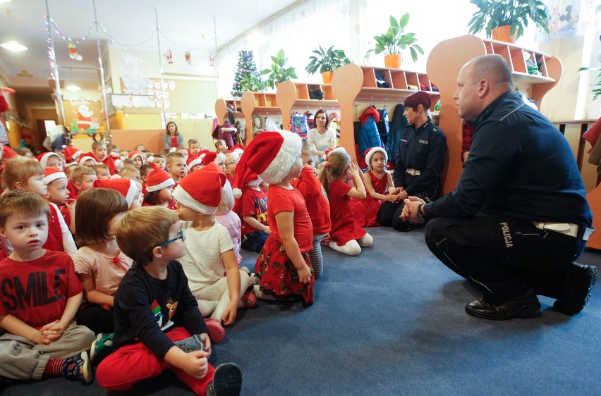 Policjanci z Rzeszowa zachęcali w przedszkolu do noszenia odblasków [ZDJĘCIA]